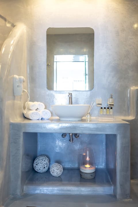 Executive Suite, Jetted Tub, Sea View | Bathroom | Shower, rainfall showerhead, free toiletries, hair dryer