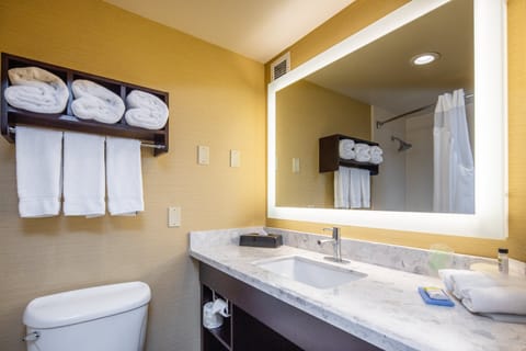 Standard Room | Bathroom | Combined shower/tub, free toiletries, hair dryer, towels