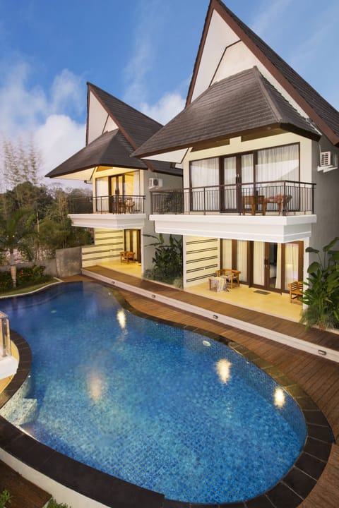 Outdoor pool, pool umbrellas, sun loungers