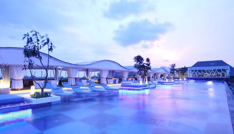 Outdoor pool, free cabanas, sun loungers