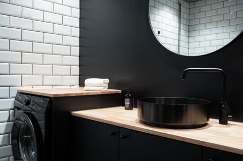 Deluxe Studio | Bathroom | Shower, rainfall showerhead, hair dryer, bidet