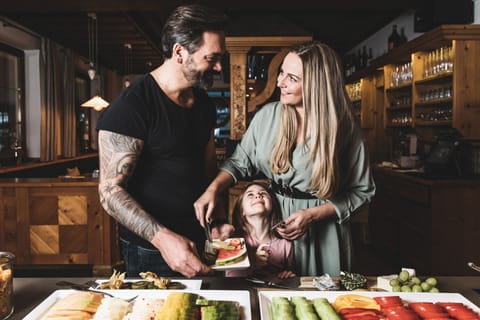 Free daily buffet breakfast