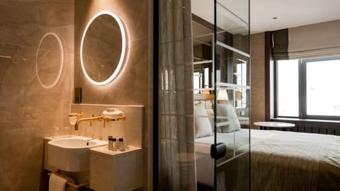 Classic Double Room Single Use | Bathroom | Combined shower/tub, free toiletries, hair dryer, towels