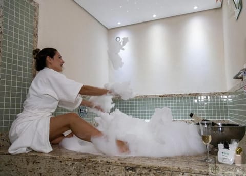 Studio Suite | Bathroom | Shower, towels, soap, shampoo