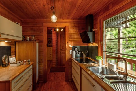 Lust auf selber kochen? Selbst von der vollausgestatteten Küche, genießt du den Blick ins Grüne.