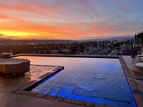 Only your closest friends here, no one else-private hill estate wth no neighbors