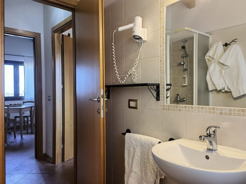 Family Room | Bathroom | Shower, free toiletries, hair dryer, bidet