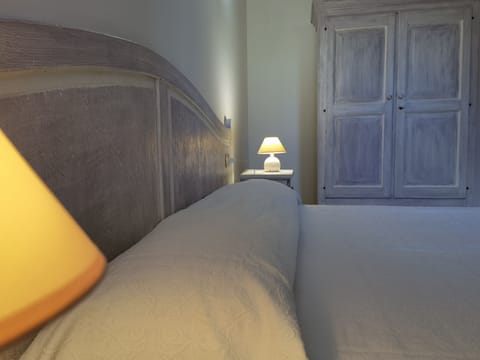 Romantic Room | Egyptian cotton sheets, premium bedding, in-room safe, laptop workspace