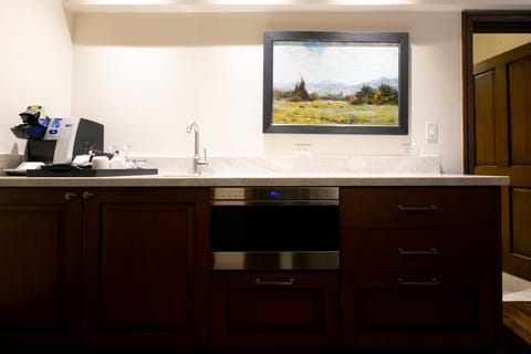 Suite, 1 Bedroom | Private kitchen | Fridge, oven, coffee/tea maker