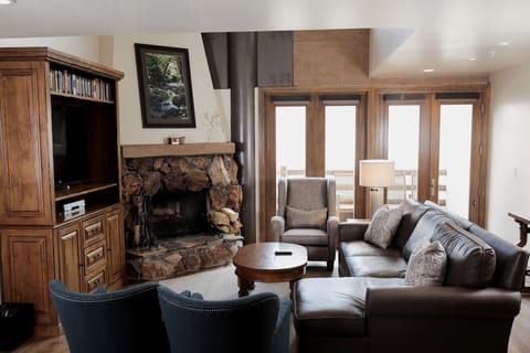 Suite, 2 Bedrooms | Living room