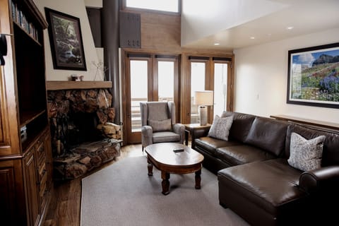 Suite, 2 Bedrooms | Living room