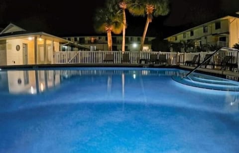 Sandprints Condominium Pool 2023