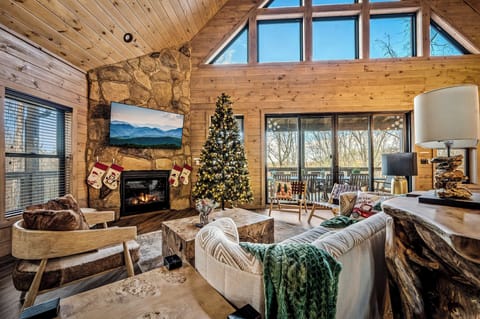 There’s nothing like Christmas in the Smokies 🎁 Cozy up by the fire, unwrap the view, and make new memories that feel like home. The Double Down is decked, twinkling, and ready for your holiday getaway!
