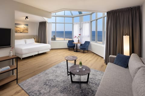 Minibar, in-room safe, desk, blackout drapes
