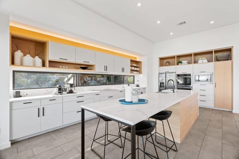 Large island with breakfast bar for 4