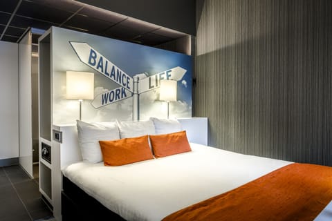 Luxury Double Room | Desk