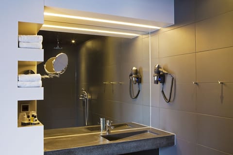 Luxury Double Room | Bathroom | Eco-friendly toiletries, hair dryer, towels