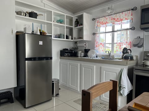 Practical and cozy kitchen area with lots of natural light, fully equipped.