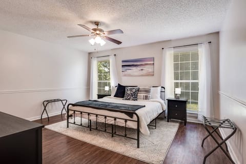 Owner's Suite with King Size Bed and En Suite Bathroom
