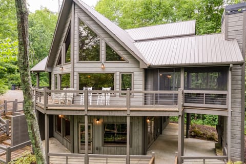 Gorgeous windows to take in the views of the river and mountains!