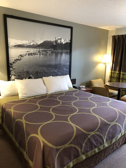 Room, 1 King Bed, Fridge, Microwave, Non Smoking | Desk, soundproofing, WiFi (free), bed sheets