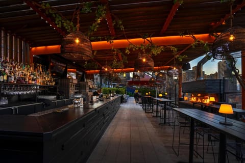 3 bars/lounges, cocktail bar, rooftop bar