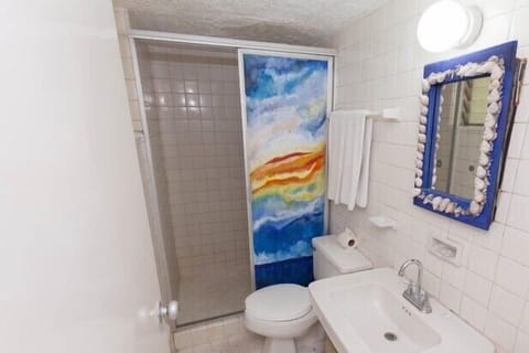 Junior Room, Sea View | Bathroom | Shower, rainfall showerhead, free toiletries, towels