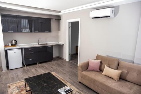 32-inch Smart TV with satellite channels, TV