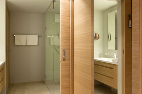 Triple Room | Bathroom | Eco-friendly toiletries, hair dryer, bathrobes, slippers