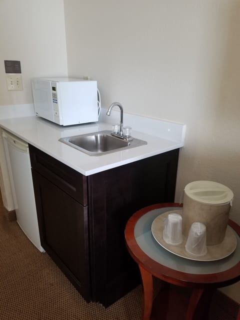 1 King Bed, Non Smoking, Jacuzzi Tub | Bathroom | Combined shower/tub, free toiletries, hair dryer, towels