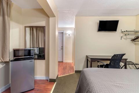 Standard Room, 2 Queen Beds | WiFi (free), bed sheets
