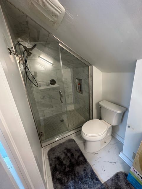 Upstairs secondary full bathroom