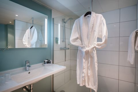 Deluxe Room, 1 Double Bed, Park View | Bathroom | Eco-friendly toiletries, hair dryer, towels