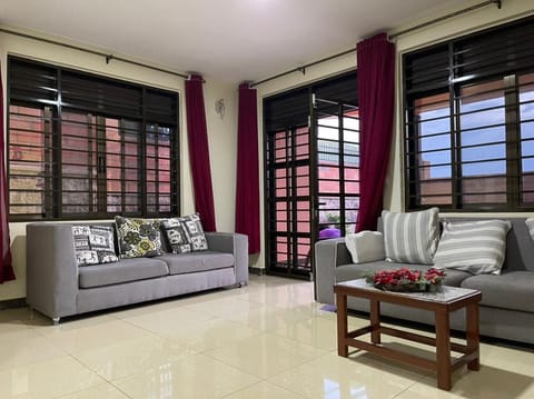 Apartment, 4 Bedrooms, Balcony, City View | Living room | Books