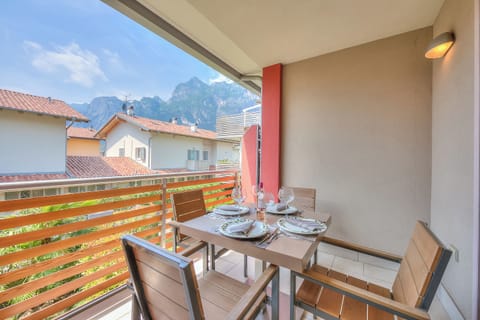 Family Apartment, 1 Bedroom, Balcony (Casa Margherita Few Minutes From Lake) | Outdoor dining