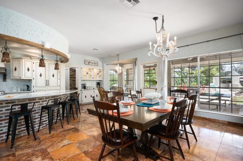 Kitchen Seating, Dining and Breakfast Nook