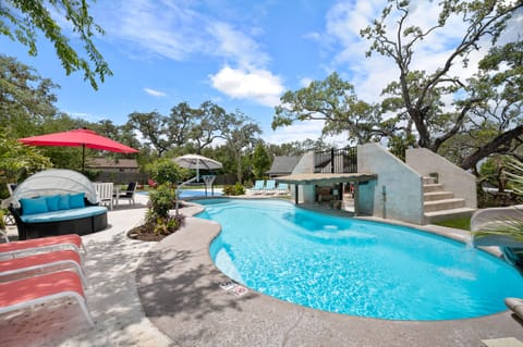 Amazing Pool, Hot Tub, Water Slide, in-pool basketball hoop, swim up bar, plenty of seating.  Your family will never be bored or shy of things to do at Countess House.