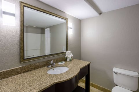 Combined shower/tub, hair dryer, towels