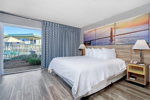 Business Suite, 1 King Bed, Accessible, Non Smoking (Mobility, Bathtub w/Grab Bars) | Down comforters, in-room safe, desk, laptop workspace