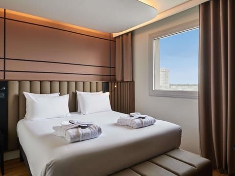 Privilege, Room, 1 Double Bed | In-room safe, desk, blackout drapes, soundproofing