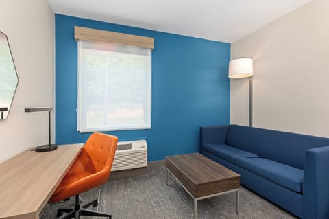 Hypo-allergenic bedding, in-room safe, desk, laptop workspace