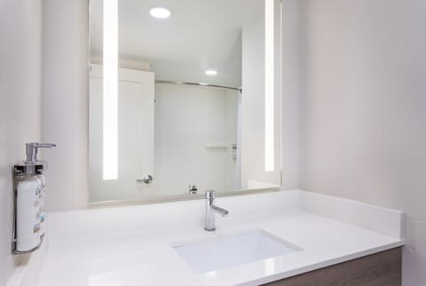 Combined shower/tub, hair dryer, towels