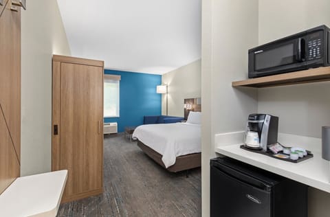 Hypo-allergenic bedding, in-room safe, desk, laptop workspace