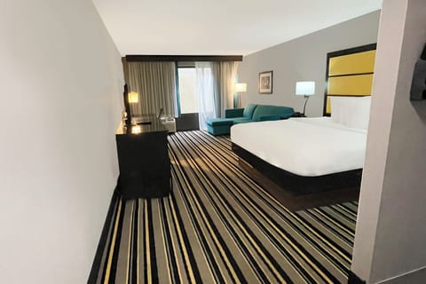 Suite, 1 King Bed | Premium bedding, desk, iron/ironing board, free WiFi