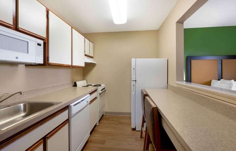 Pillowtop beds, desk, laptop workspace, blackout drapes