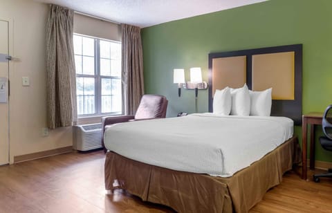 Studio, 1 Queen Bed, Non Smoking | Desk, laptop workspace, iron/ironing board, free WiFi