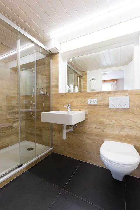 Double or Twin Room, 2 Twin Beds, Balcony, Mountain View | Bathroom | Hair dryer, towels, soap, shampoo