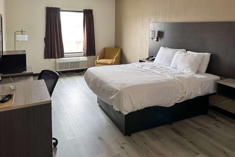 Standard Room, 1 Queen Bed, Non Smoking | Blackout drapes, iron/ironing board, cribs/infant beds, free WiFi