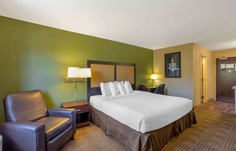 Studio, 1 King Bed, Non Smoking | Desk, WiFi (free), bed sheets