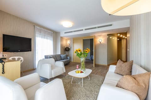 Apartment | Living room | 32-inch LCD TV with satellite channels, TV